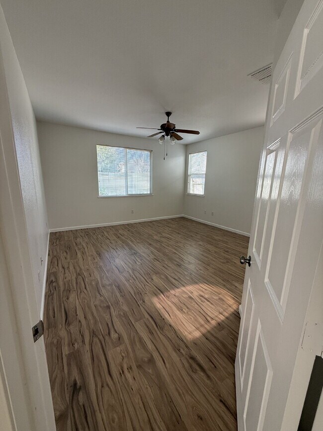 Foto del edificio - Stunning Spacious Single Story Home You Should Want to Call Home!