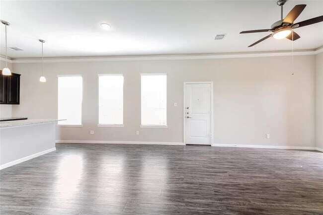 Foto del edificio - 803 Lakeland Cir