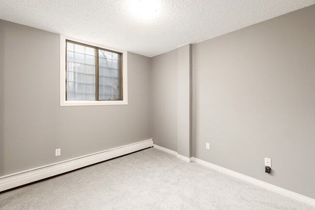 Building Photo - 1337-1313 13 Ave SW