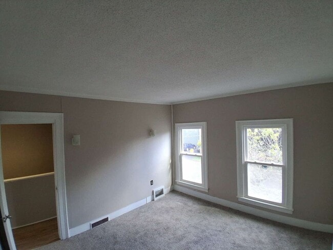 Building Photo - 4 Bedroom single family house