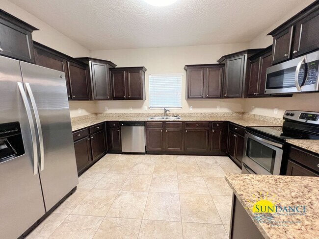 Building Photo - 3 Bedroom Home in Mary Esther near Hurlbur...
