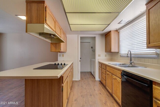 Foto del edificio - 6-Bedroom Tempe Home with Private Pool, Garage & Prime ASU Location