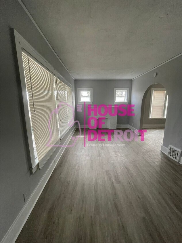 Primary Photo - 5 BEDROOM | 2 BATHS | FREE PRE SCREEN