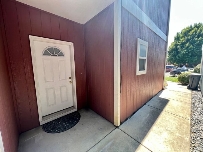 Building Photo - 2635 Parkwood Village Ln