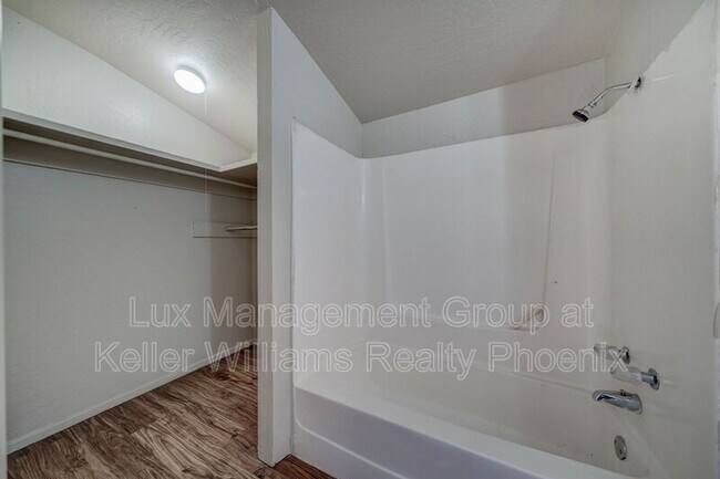 Foto del edificio - 9316 E Balsam Ave