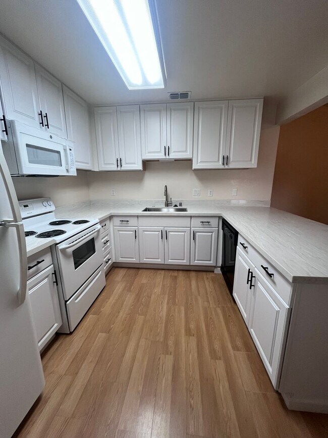 Building Photo - BEAUTIFUL UPDATED DUPLEX IN CITRUS HEIGHTS!!