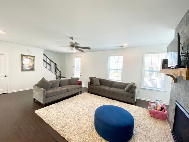 Building Photo - 4704 Dewitt Dr