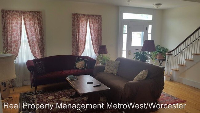 Foto del edificio - 4 br, 2 bath House - 270 Main Street