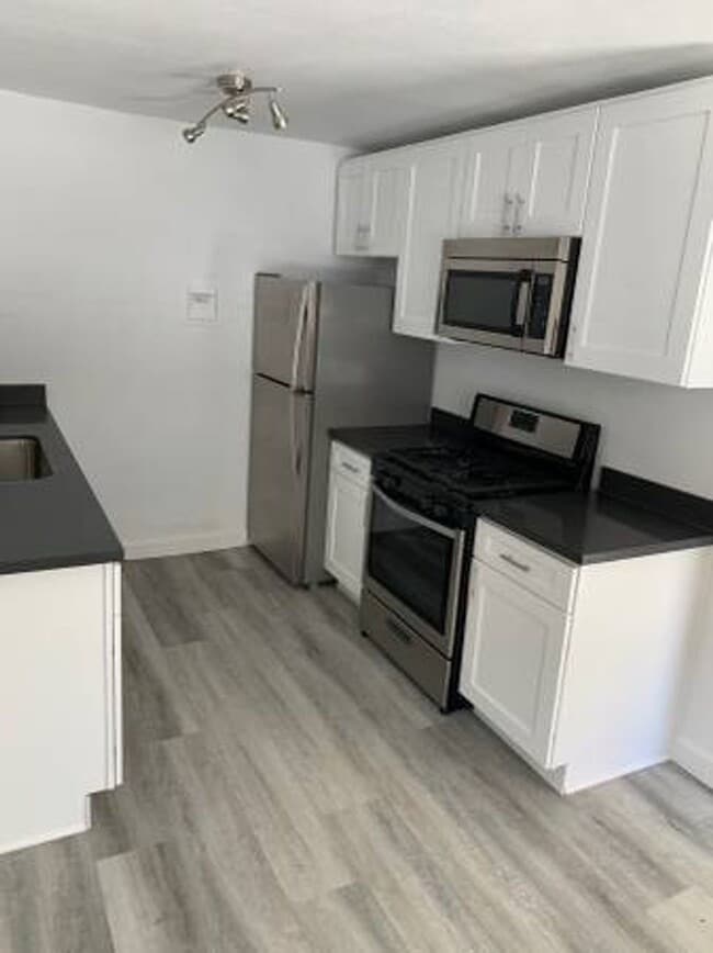 Interior Photo - College Manor