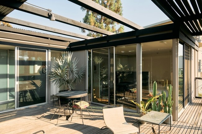 Building Photo - 2743 Hollyridge Dr