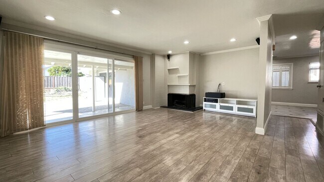 Foto del edificio - 4BD/3BA - Modern Home in Convenient Location: Updated Features, Near Parks & Shops, Pet-Friendly ...