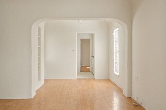 Building Photo - 320 N Glendora Ave