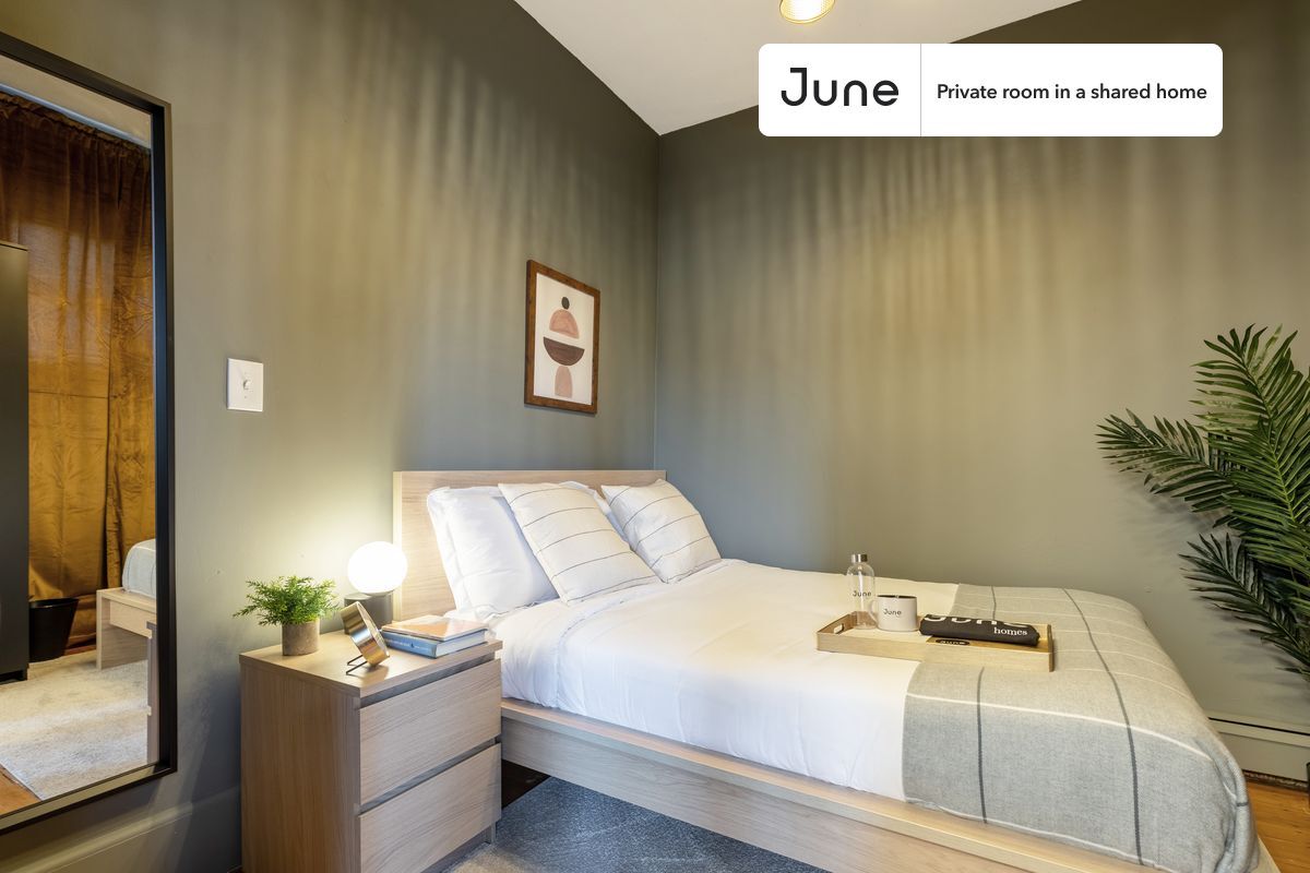 Foto principal - Room in Shared 4 bed/1 bath home