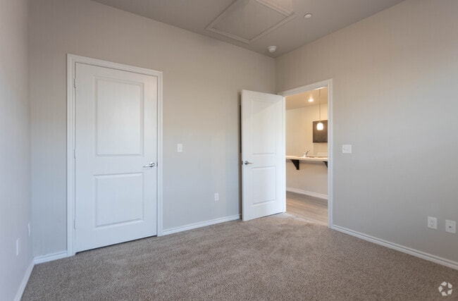 2BR, 2BA - 869 SF - 19West