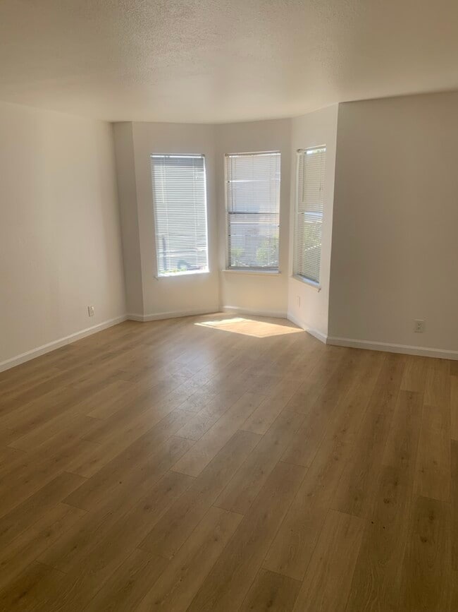 Living Room - Windows - 608 Virginia St
