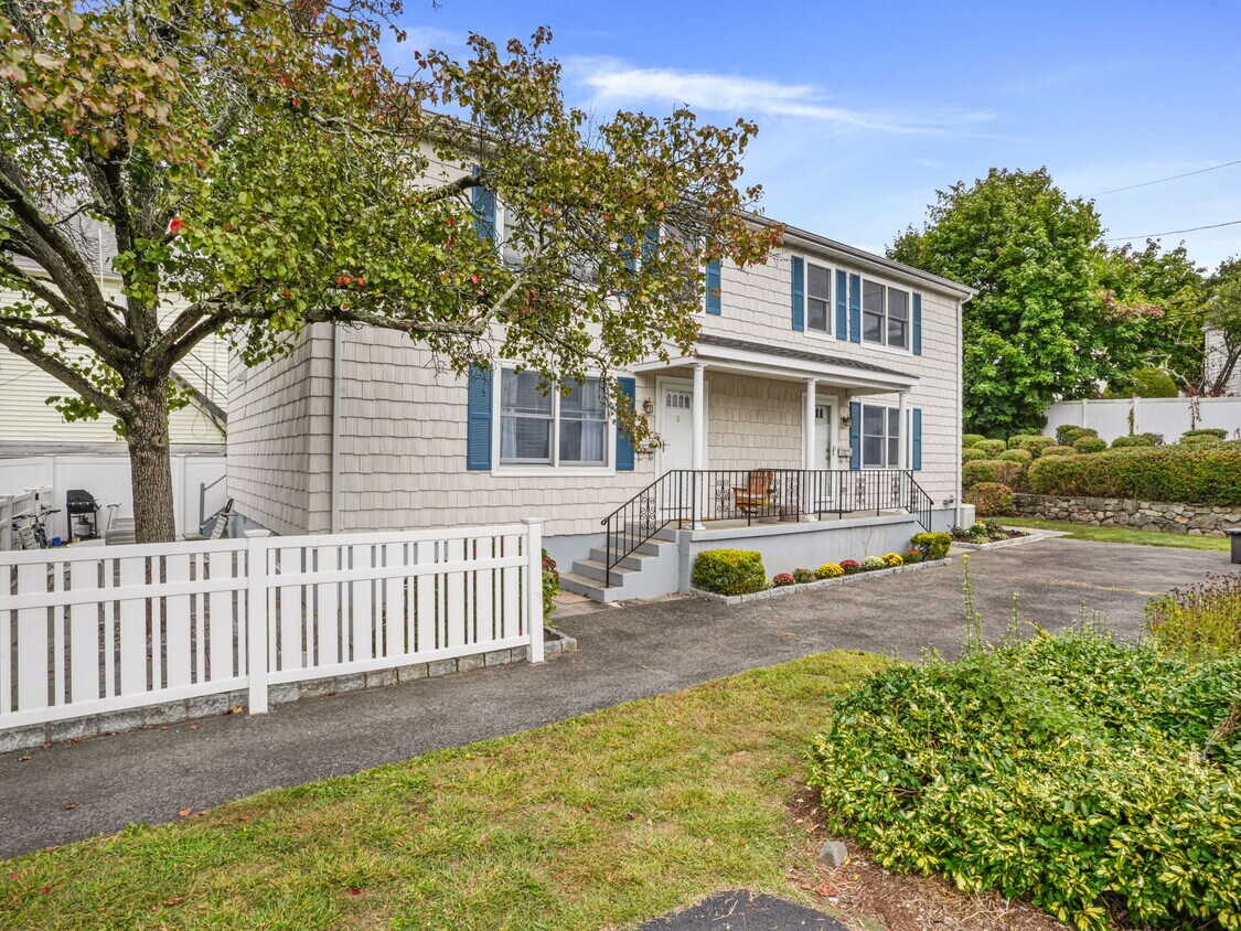 Primary Photo - 13 Cos Cob Ave