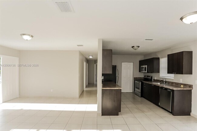 Foto del edificio - 18931 NW 33rd Pl