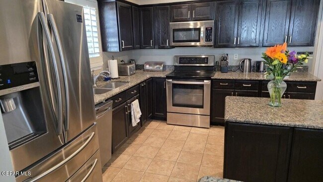 Foto del edificio - 10557 Breezeway Ave