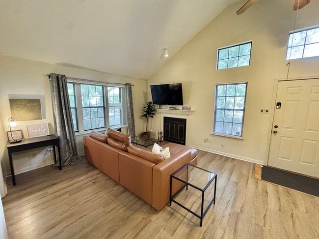 Building Photo - 648 Lagrange Pk Cv