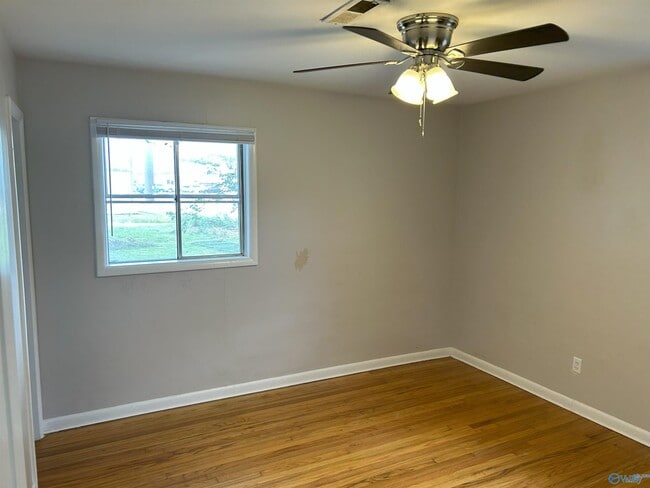 Building Photo - 1707 Buena Vista Cir SE