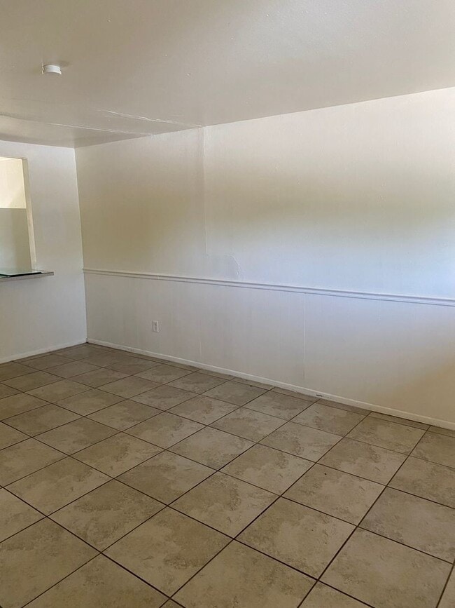Building Photo - 3 br, 1 bath House - 511 W McGaffey St