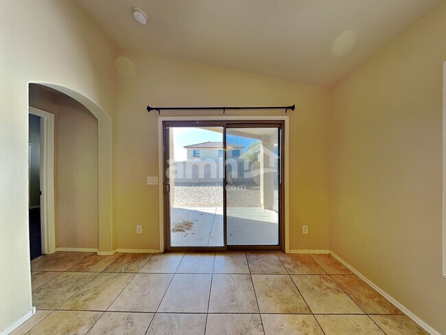 Foto del edificio - 16547 W Desert Bloom St