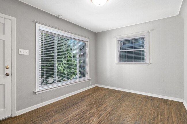 Foto del edificio - Chic French-ish Town-Cottage