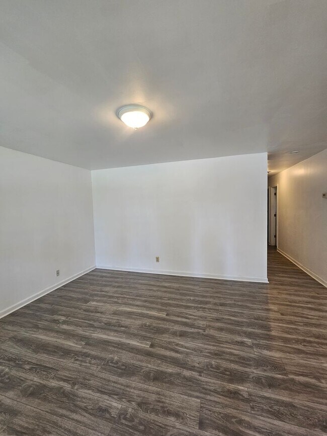 Building Photo - 906 Roosevelt Blvd