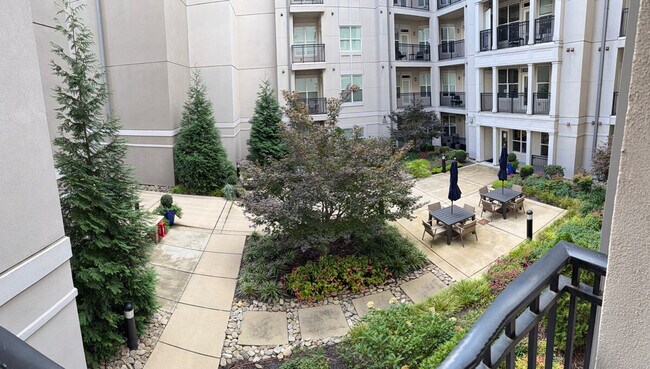 Foto del edificio - 4735 Sharon Rd