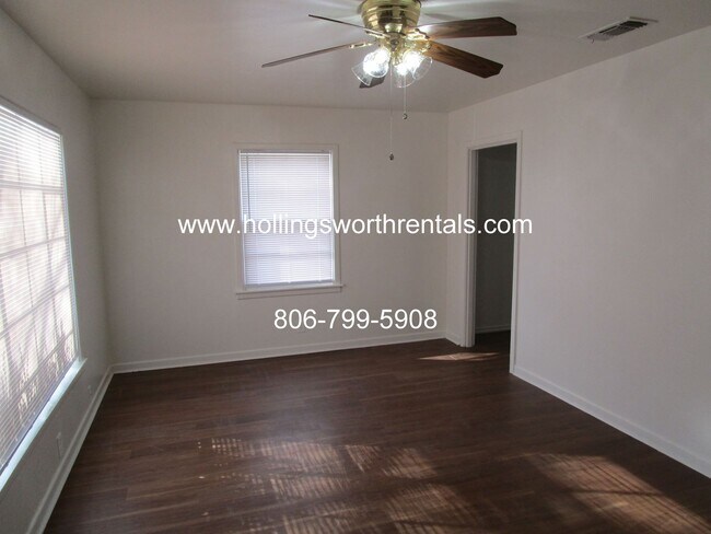 Building Photo - 3 Bedroom, 2 Baths, 2 living rooms with extra large Laundry Room House