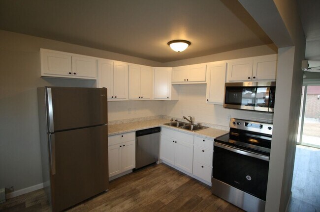 Building Photo - 3 Bedroom Townhouse