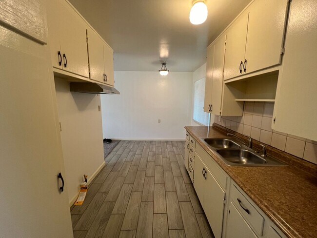 Building Photo - 3 Bedroom 1 Bath Riverside, Ca