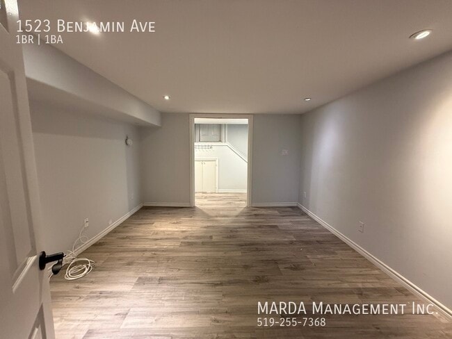 Building Photo - RENOVATED 1 BED/1BATH - LOWER UNIT PLUS 40...