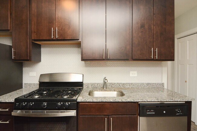 Foto del edificio - 721 W Brompton Ave