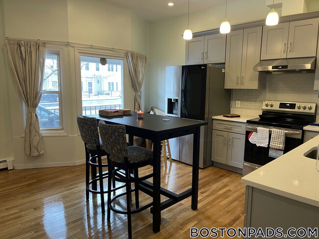 Building Photo - 285 Dorchester St