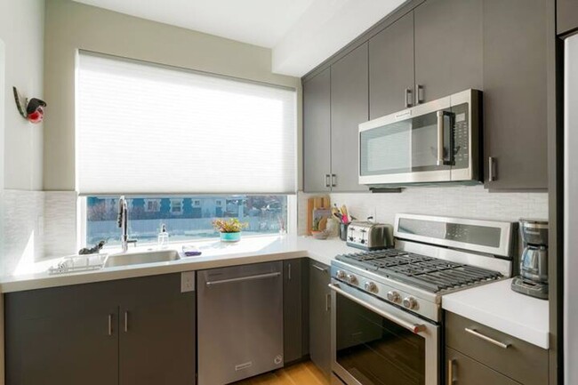 Foto del edificio - Beautiful modern townhome, Furnished In Hi...