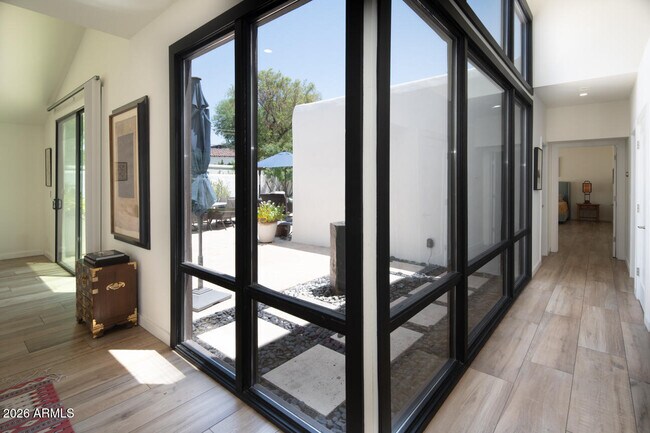 Foto del edificio - 4440 E Camelback Rd