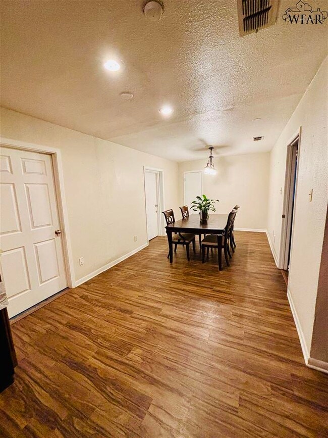 Building Photo - 2905 S Bandera Dr