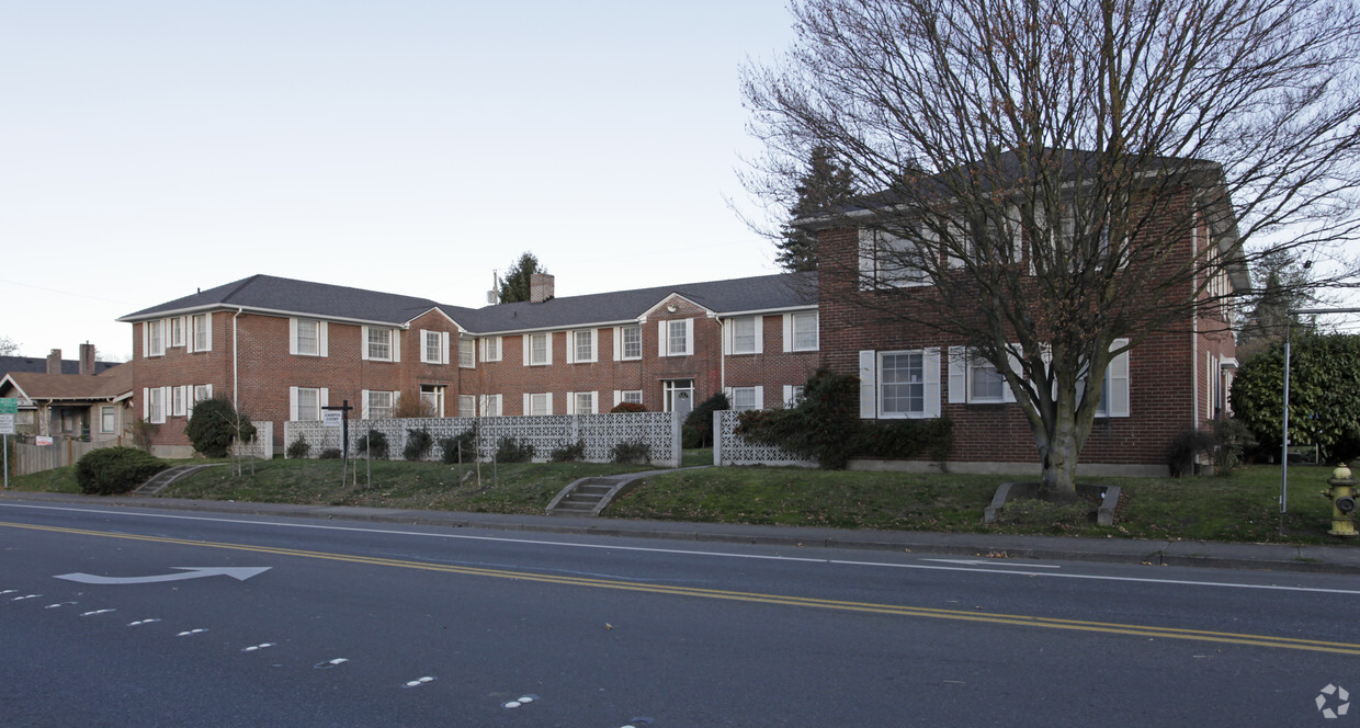 Primary Photo - Campus Court Apartments