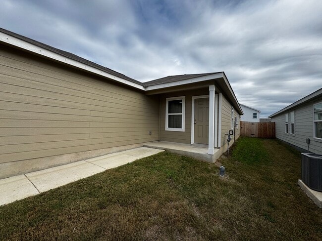 Foto del edificio - Modern 2024 New-Build with Open-Concept Living and Private Primary Suite in Waterwheel Subdivision