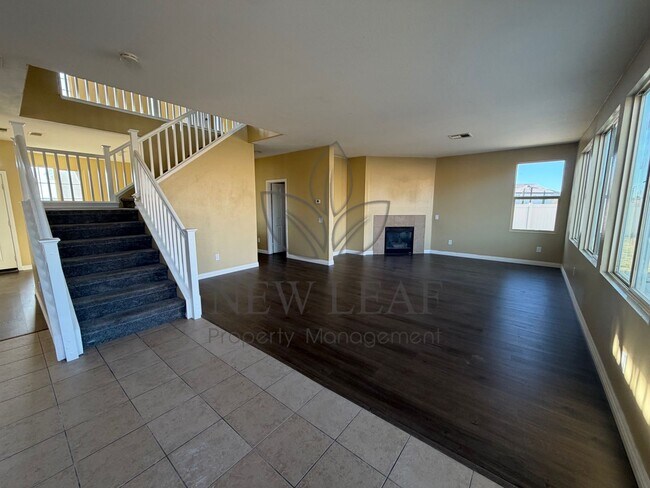Foto del edificio - 4 bedroom 3bath 3 car garage in Victorville