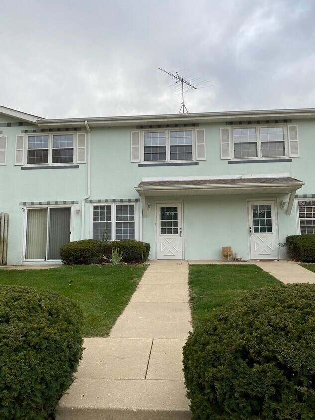 1085 Greenwood Cir Unit 1085, Woodstock, IL 60098 Condo for Rent in