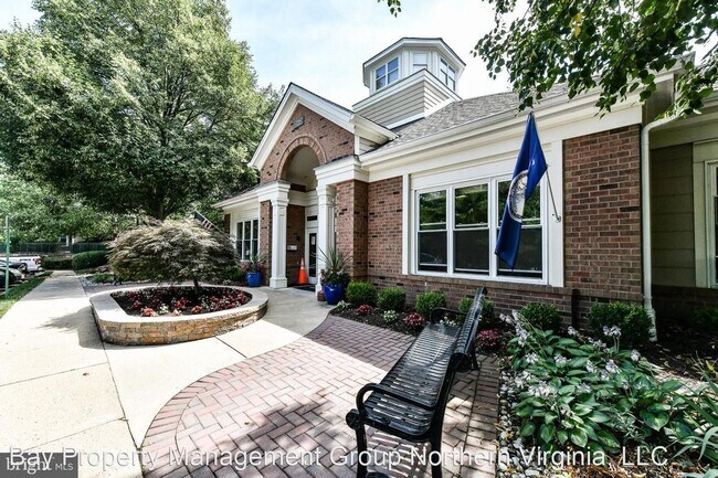 Foto del edificio - 2109 Highcourt Ln