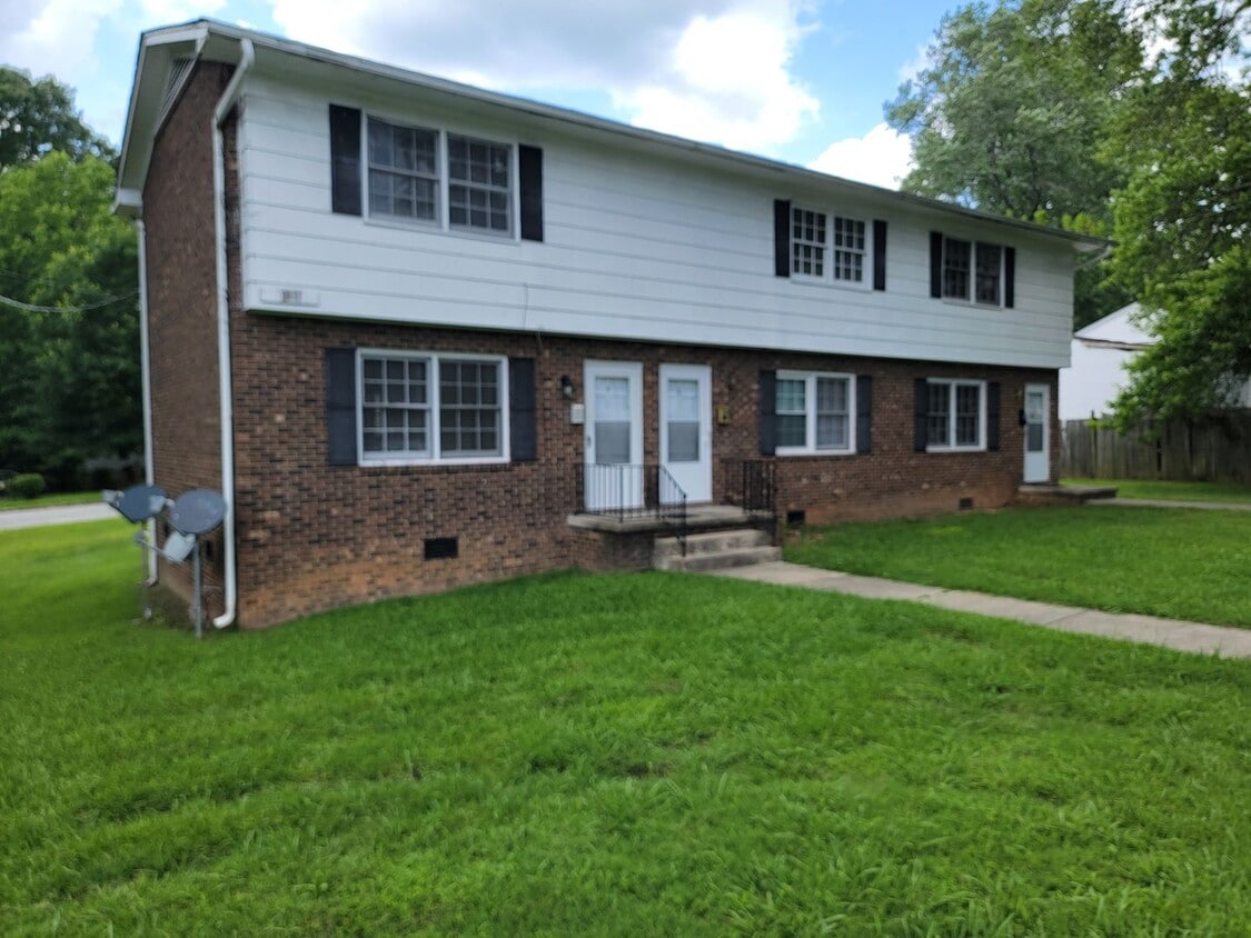 Primary Photo - 1511 Andover Ave