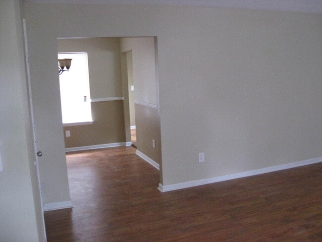 Building Photo - Awesome Split-Level In Kid-Friendly Neighb...
