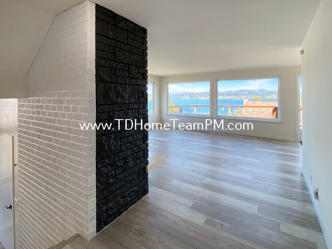 Building Photo - Top Unit Duplex with Stunning Lake Views a...