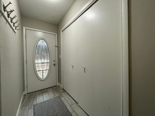 Foto del edificio - 5341 Bees Ln