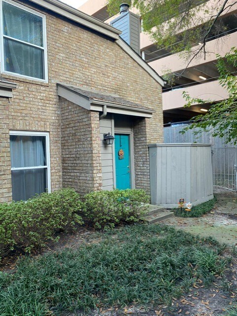 Entry - 2601 Augusta Dr