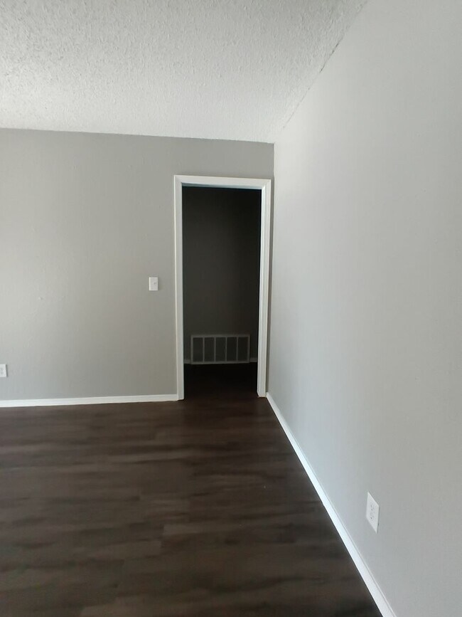 Foto del edificio - Better Than New! W/appliances!