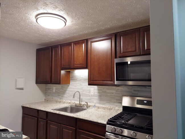Foto del edificio - 7501 Riverdale Rd